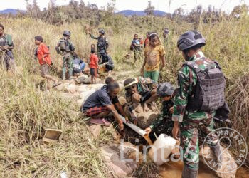 Atasi Krisis Air Bersih, Satgas TNI 300 Siliwangi Buatkan Saluran Air Bersih Untuk Masyarakat Kampung Eromaga