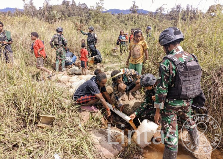 Atasi Krisis Air Bersih, Satgas TNI 300 Siliwangi Buatkan Saluran Air Bersih Untuk Masyarakat Kampung Eromaga