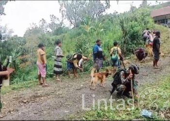 Jelang Natal, Satgas Yonif 310/KK Bersama Warga Okbibab Kerja Bakti Bersihkan Gereja