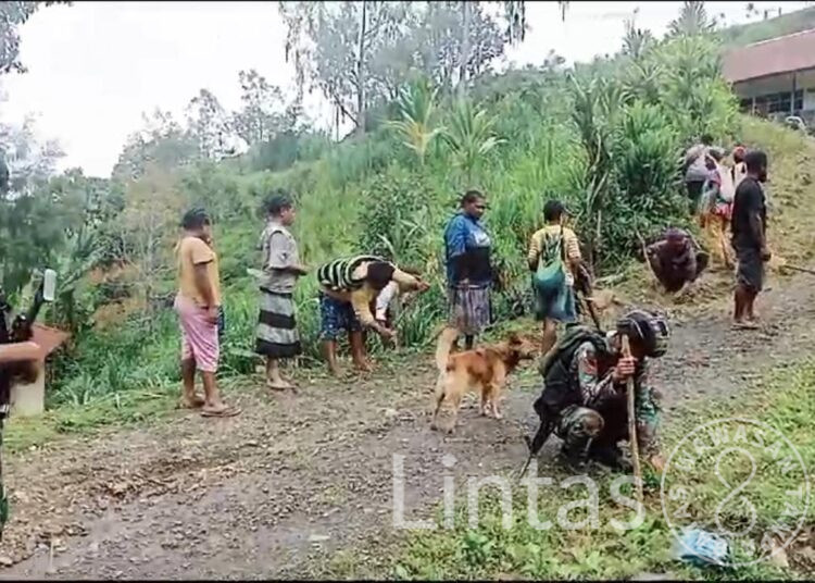 Jelang Natal, Satgas Yonif 310/KK Bersama Warga Okbibab Kerja Bakti Bersihkan Gereja