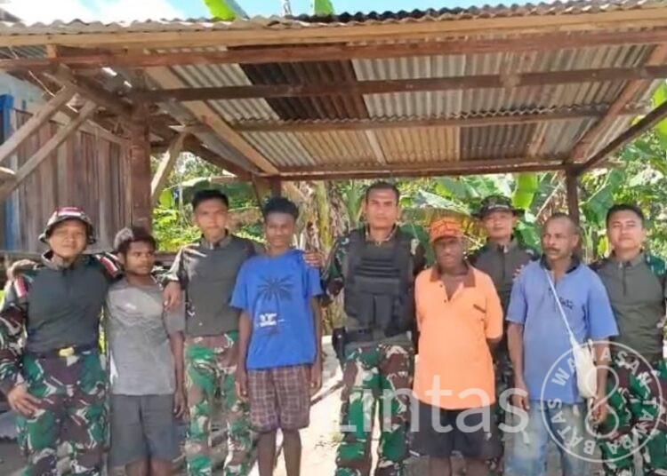 Dukung Usaha Kecil, Satgas Yonif 310/KK Bangun Kios Sederhana Untuk Dominik Swo