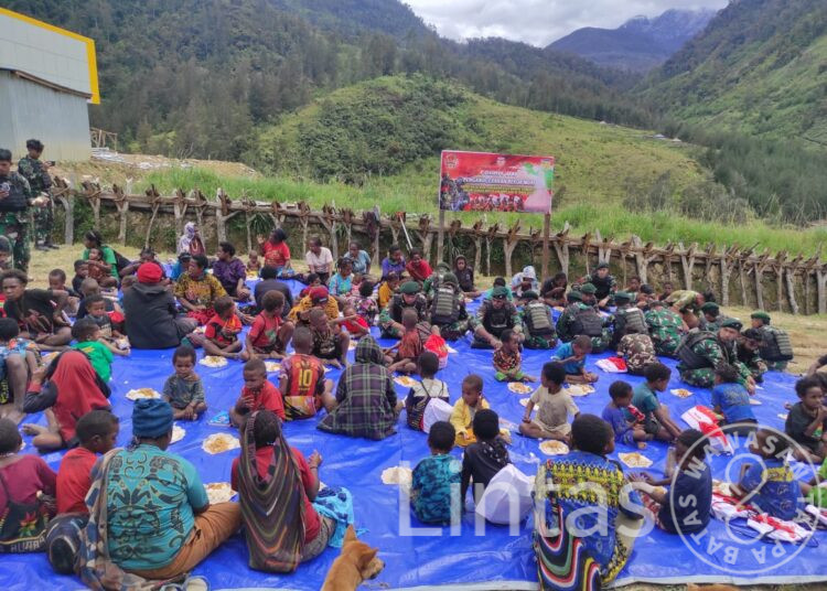 Prima TNI : Pos Mayuberi Satgas TNI 300 Siliwangi Makan Bersama Masyarakat di Kab. Puncak Ilaga, Papua