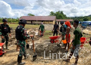 Dukung Peningkatan Kualitas Pendidikan, Satgas Yonif 310/KK Bantu Pembangunan Sekolah