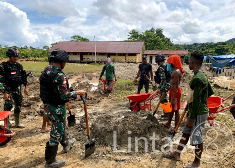 Dukung Peningkatan Kualitas Pendidikan, Satgas Yonif 310/KK Bantu Pembangunan Sekolah
