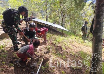 Satgas TNI 300 Siliwangi, Silih Bantu Warga Pembersihan Kuburan di Kab. Puncak, Papua
