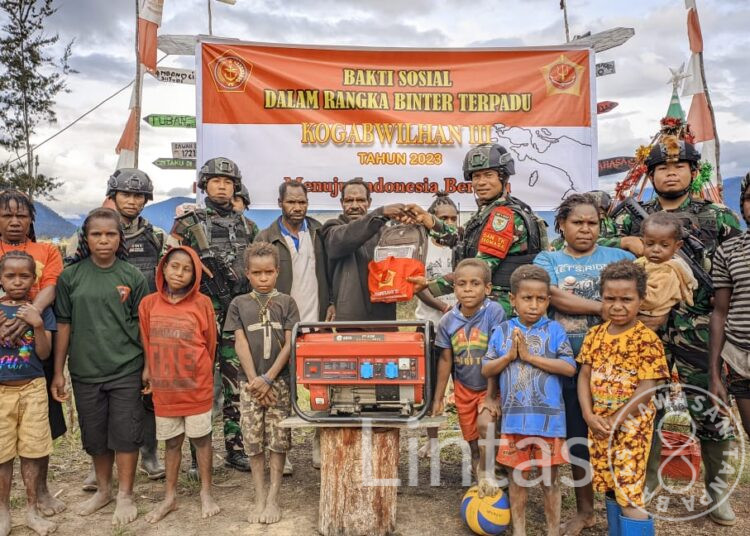 Baksos Kogabwilhan III Melalui Satgas TNI 300 Siliwangi Berikan Hadiah Kado Natal Untuk Gereja & Warga Eronggobak Papua