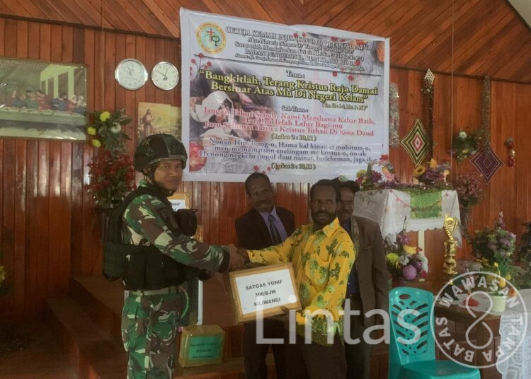 Jelang Natal : Pos Beoga Satgas TNI 300 Siliwangi Beri Bansos Kepada Warga