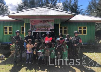Prima TNI : Satgas TNI 300 Siliwangi Beri Bantuan Alkitab Dan Perlengkapan Sekolah Untuk Warga Ilaga Papua