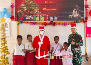 Sambut Hari Kelahiran Yesus Kristus, Satgas Yonif 721/Mks Laksanakan Ibadah Bersama Siswa-Siswi SD Yimu Igari