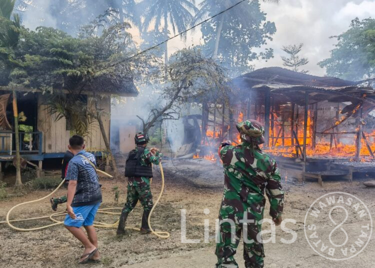 Satgas Yonif 310/KK Selamatkan Sulaeman Qumur Dari Amukan Si Jago Merah