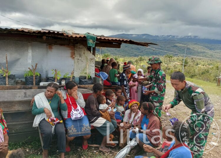 Selesai Ibadah, Puluhan Warga Serbu Pos Satgas Yonif 310/KK, Ada Apa?