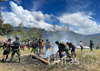 Jelang Natal, Satgas TNI 300 Siliwangi Gandeng Kepala Suku Bakar Batu di Sinak Papua