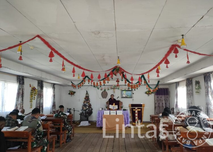 Keharmonisan Satgas Yonif Raider 300 BJW Dengan Masyarakat Papua Menyambut Natal Bersama