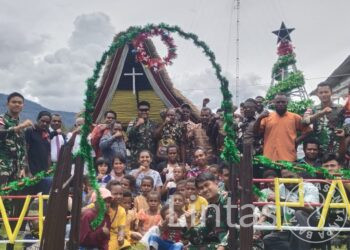 Masyarakat Berbondong-Bondong Datangi Pos Pirime Satgas Yonif 721/Mks Meresmikan Pondok Natal