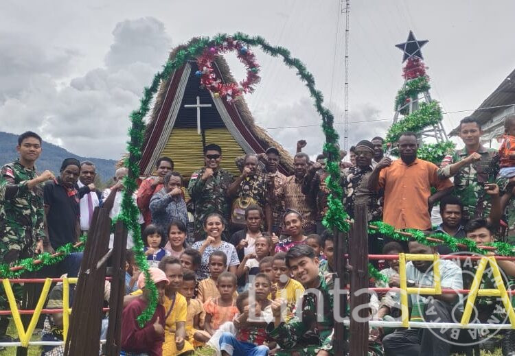 Masyarakat Berbondong-Bondong Datangi Pos Pirime Satgas Yonif 721/Mks Meresmikan Pondok Natal