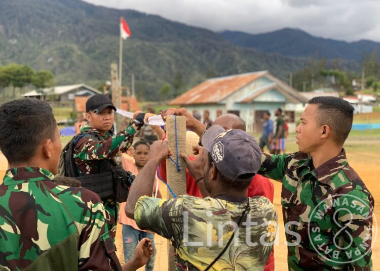 Gotong Royong Bersama Masyarakat Gome, Satgas TNI 300 Siliwangi Buat Lapangan Sepak Takraw di Papua