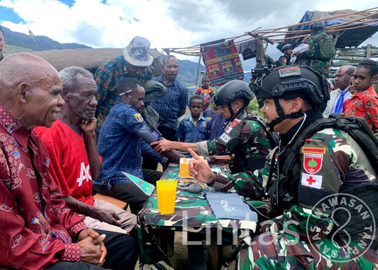 Masyarakat Datangi Pos Satgas Yonif 721/Mks Laksanakan Berobat Gratis