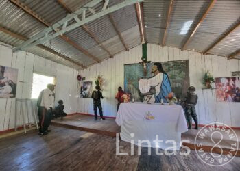 Satgas TNI 300 Siliwangi Beri Bantuan Cat Dan Pengecatan Gereja di Wuloni Papua