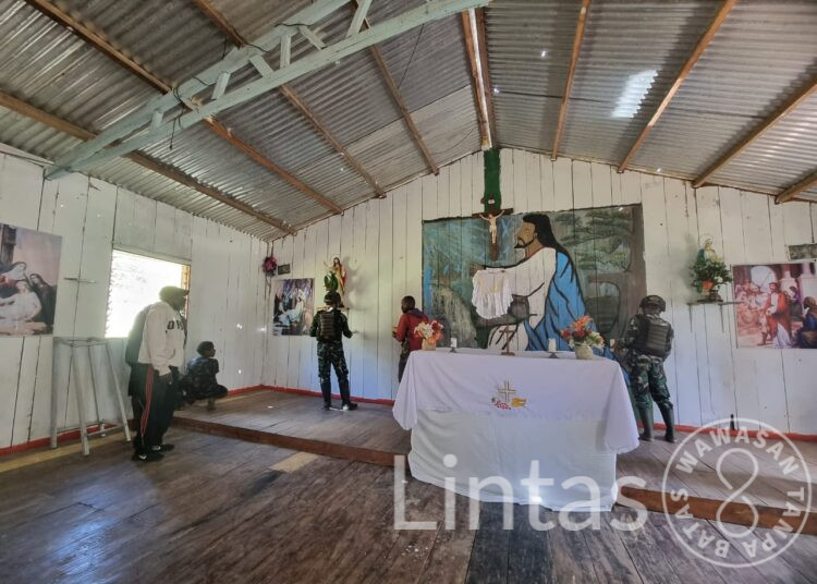 Satgas TNI 300 Siliwangi Beri Bantuan Cat Dan Pengecatan Gereja di Wuloni Papua