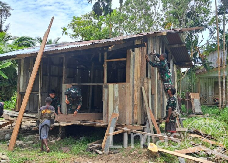 Kepedulian Satgas Yonif 310/KK Perbaiki Rumah Seorang Mama