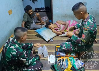 Lewati Sungai Dan Rawa, Satgas Yonif 310/KK Ambil Resiko Demi Obati Warga