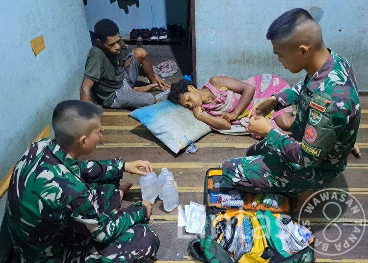 Lewati Sungai Dan Rawa, Satgas Yonif 310/KK Ambil Resiko Demi Obati Warga