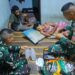 Lewati Sungai Dan Rawa, Satgas Yonif 310/KK Ambil Resiko Demi Obati Warga