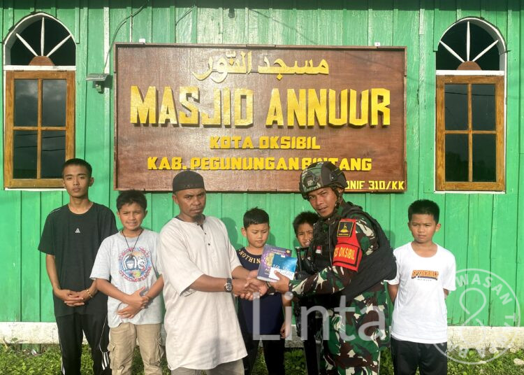 Percantik Masjid Annur, Satgas Yonif 310/KK Buatkan Papan Nama Hasil Tangan Prajurit