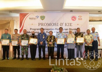 Danlanud Sultan Hasanuddin Terima Penghargaan Bapak Asuh Anak Stunting