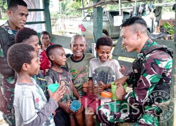 Senyum Keceriaan Dan Tingkatkan Gizi Anak-Anak Papua, Satgas Yonif 310/KK Nikmati Susu Bersama