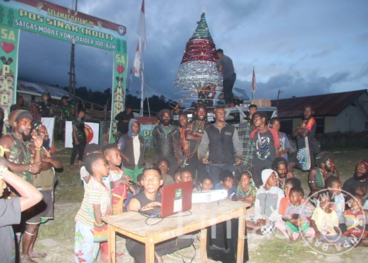 Peduli Anak-Anak Papua, Pos Sinak Kout Satgas Mobile Raider 300 Siliwangi Gelar Layar Tancap