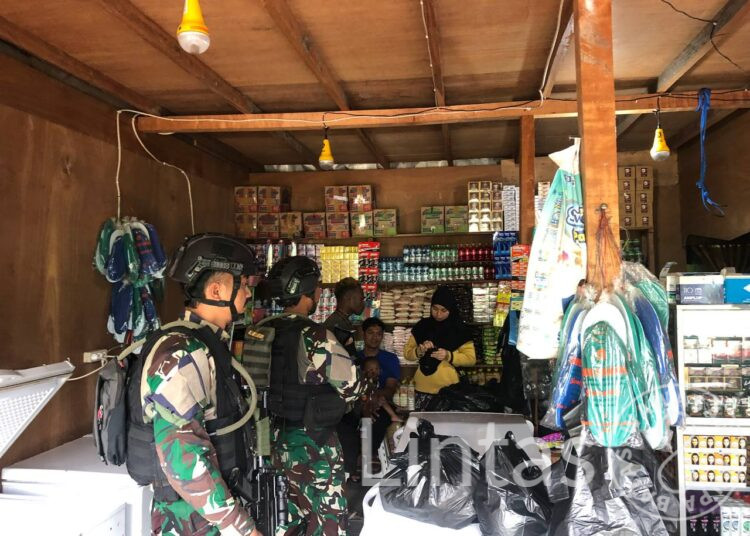 Satgas TNI 300 Siliwangi Bersama APKAM Ilaga Papua Laksanakan Sweeping Untuk Menyongsong Pergantian Tahun 2024