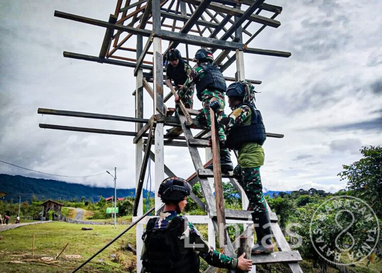 Satgas Yonif 310/KK, Bantu Warga Bangun Menara Lonceng di Gereja Santo Petrus