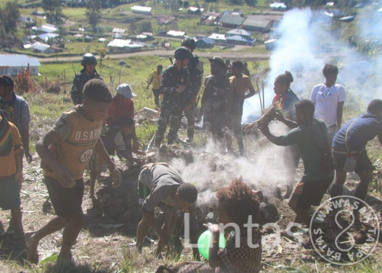 Gerbang Natal : Satgas Mobile Raider 300 Bakar Batu Bersama Masyarakat Sinak, Papua