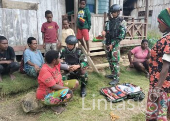 Perhatikan Kesehatan Masyarakat, Satgas Yonif 721/Mks Laksanakan Patroli Kesehatan Warga Kampung Yumaneri