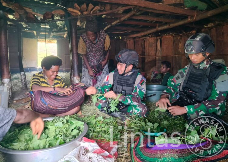 Satgas TNI 300 Siliwangi Hadiri Dawe-Dawe Pemberkatan Nama Baru Anak Papua