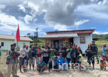 Satgas TNI 300 Siliwangi Berikan Bantuan Babi Peliharaan Untuk Warga Gome Kab.Puncak Papua