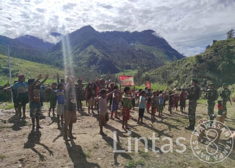 Satgas TNI 300 Siliwangi Berikan Healing Kepada Anak – Anak di Mayuberi Papua