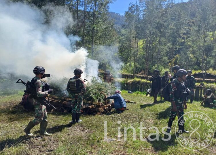 Satgas TNI Hadiri Acara Bakar Batu Dalam Rangka Duka Bapak Marinus Lahabal di Amungi Papua