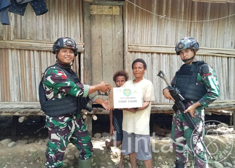 Peka Terhadap Kondisi Sekitar, Satgas Yonif 310/KK Bagikan Sembako & Berikan Pengobatan Gratis