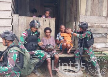 Menebar Senyum Kebahagian, Satgas Yonif 310/KK Bagikan Sembako Dalam Anjangsana di Kampung Yuruf 1
