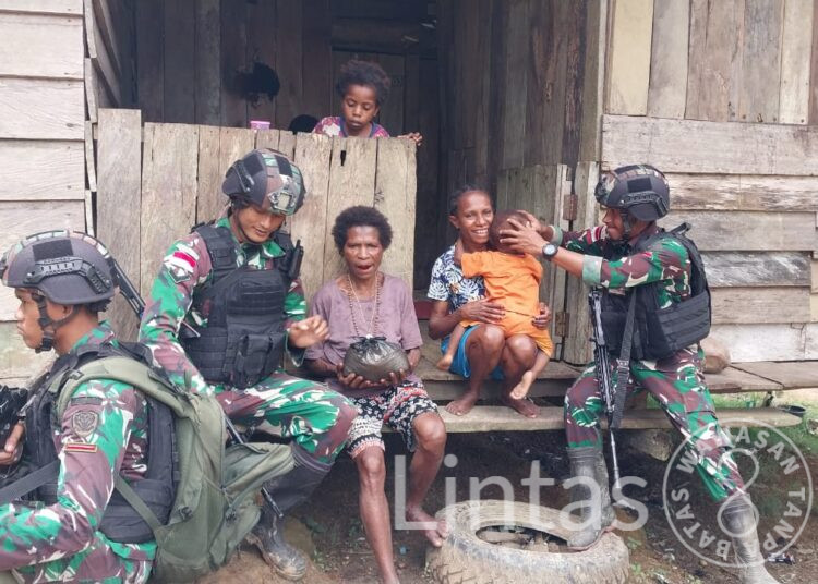 Menebar Senyum Kebahagian, Satgas Yonif 310/KK Bagikan Sembako Dalam Anjangsana di Kampung Yuruf 1