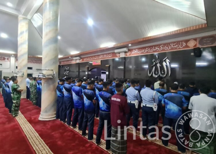 Tingkatkan Ketakwaan, Danlanud Husein Sastranegara Ajak Personelnya Ramaikan Shalat Subuh Berjamaah