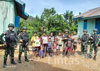 Satgas Yonif 310/KK Bagikan Pakaian, Tindakan Konkrit Pendekatan Humanis Pada Warga di Perbatasan