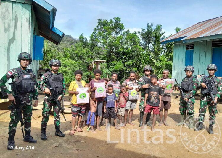 Satgas Yonif 310/KK Bagikan Pakaian, Tindakan Konkrit Pendekatan Humanis Pada Warga di Perbatasan