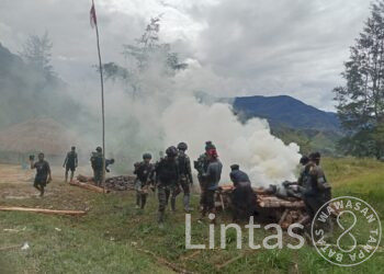 Satgas TNI 300 Siliwangi Bantu Acara Bakar Batu Lalamaran Nikah di Tuanggi Papua