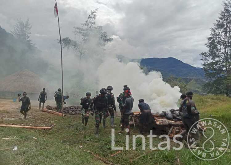 Satgas TNI 300 Siliwangi Bantu Acara Bakar Batu Lalamaran Nikah di Tuanggi Papua