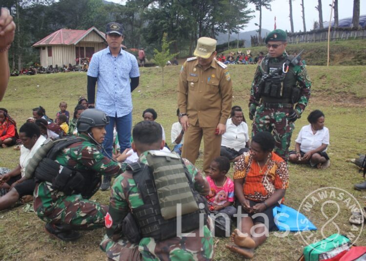 Pelayanan Kesehatan Satgas TNI 300 Siliwangi di Apresiasi Oleh Bupati Kab.Puncak Papua Dengan Ikut Ke Lapangan