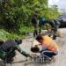 Satgas Yonif 310/KK Gotong Royong Perbaiki Jalan Dan Jembatan Bersama Warga di Perbatasan
