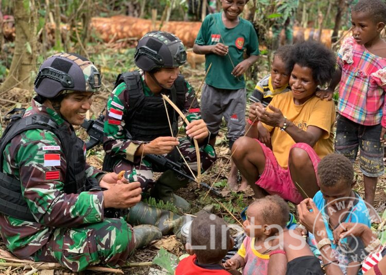Sumber Daya Alam Melimpah, Satgas Yonif 310/KK Bantu Panen Sagu